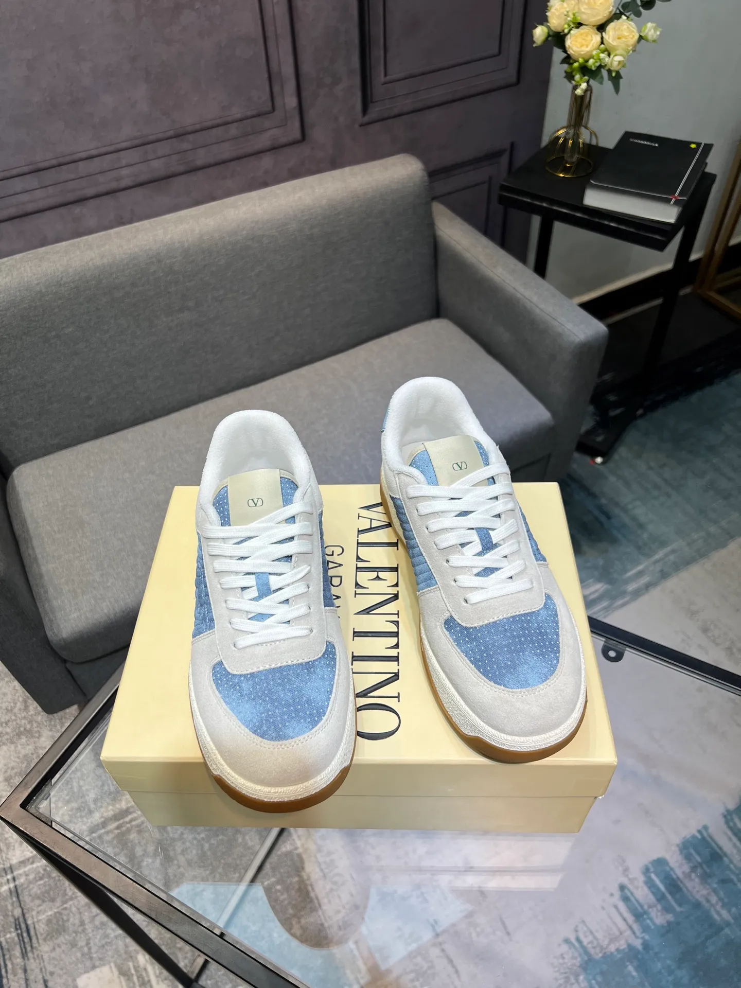 Men's shoes 💰720 VALENTINO Valentino 2025 popular casual sports shoes! 👍Fabric: Original custom punched + full-grain cowhide 👍Feet: cowhide + V-mark special injection insole (original 1:1) 👍Outsole: TPR+raw rubber combination wear-resistant outsole 👍Packaging: original beige full set of noble counter packaging 👍Code number: women's 35-41, men's 38-45 women's 40.41 men's 45.46 customized